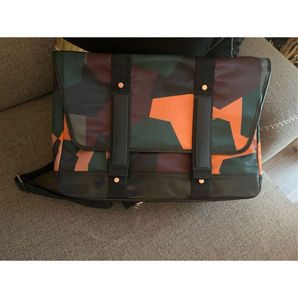 Calvin Klein camouflage-print duffle Messenger Bag - Picture 4 of 11